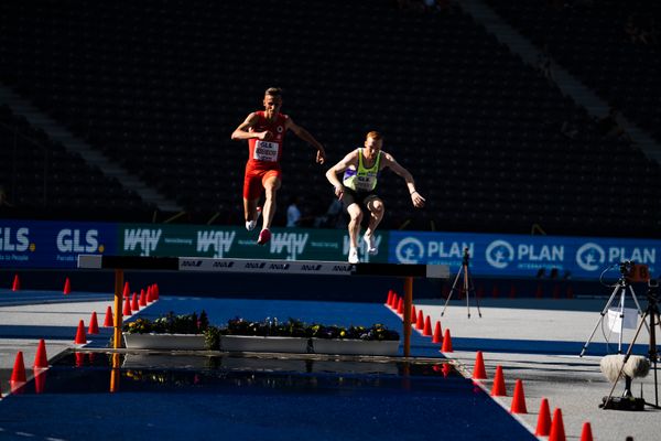 Karl Bebendorf (Dresdner SC 1898) und Frederik Ruppert (SC Myhl LA) ueber 3000m Hindernis waehrend der deutschen Leichtathletik-Meisterschaften im Olympiastadion am 26.06.2022 in Berlin